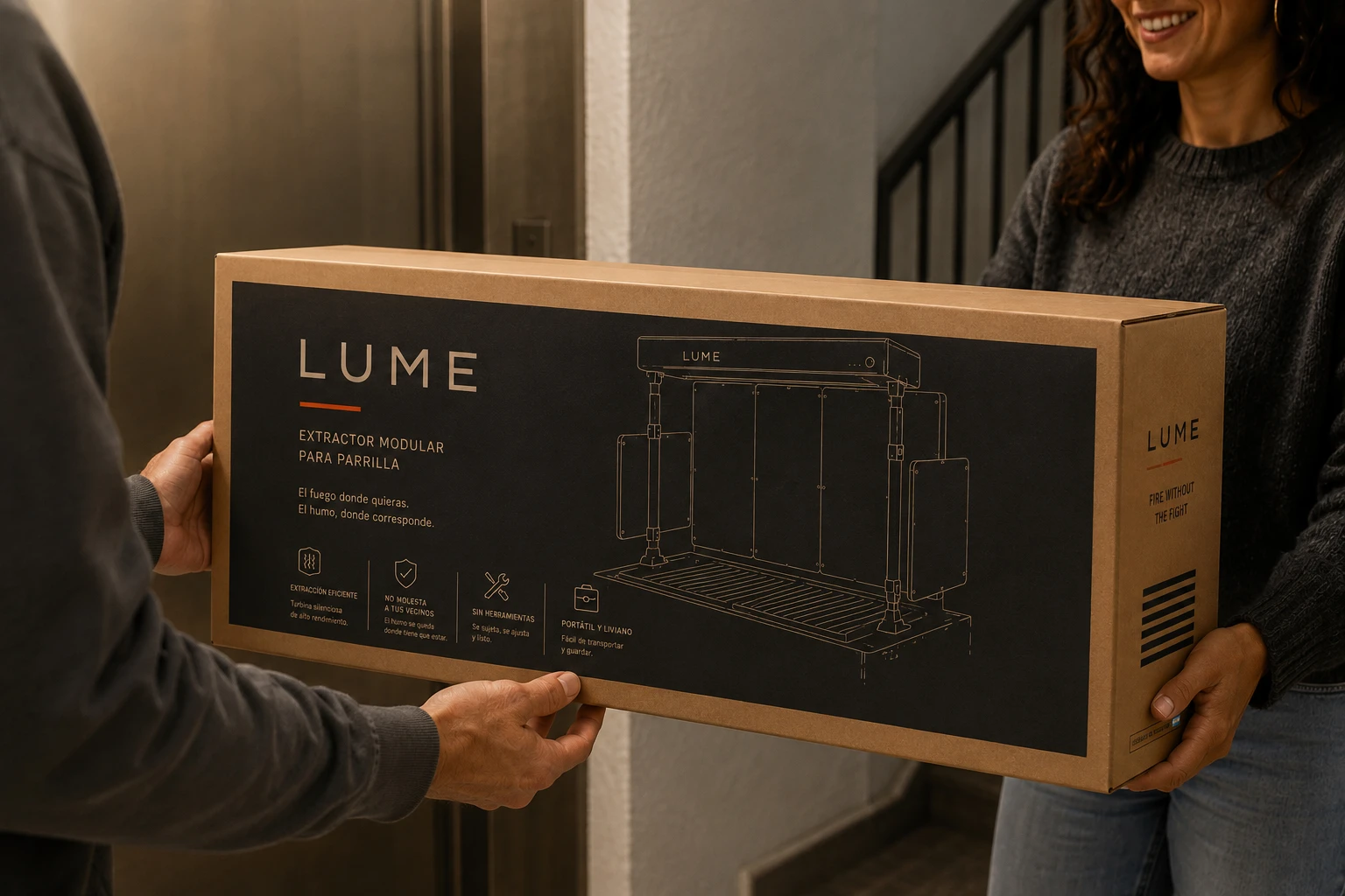 Dos personas sostienen la caja de Lume: extractor modular para parrilla.